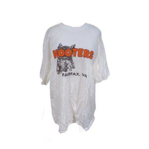 Hooters Fairfax Virginia VA White Logo Restaurant Merch Tee Shirt